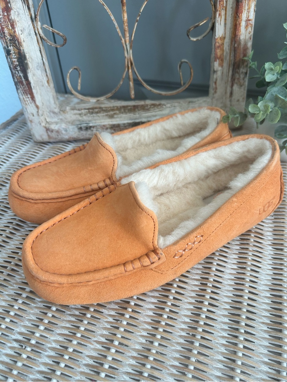 UGG Ansley Slippers Women’s Size 7 Orange Suede Shearling Lined Moccasin Loafers